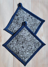 Load image into Gallery viewer, Pot Holders - Black and White Daisies