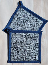 Load image into Gallery viewer, Pot Holders - Black and White Daisies