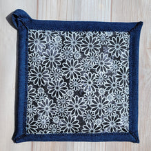 Load image into Gallery viewer, Pot Holders - Black and White Daisies