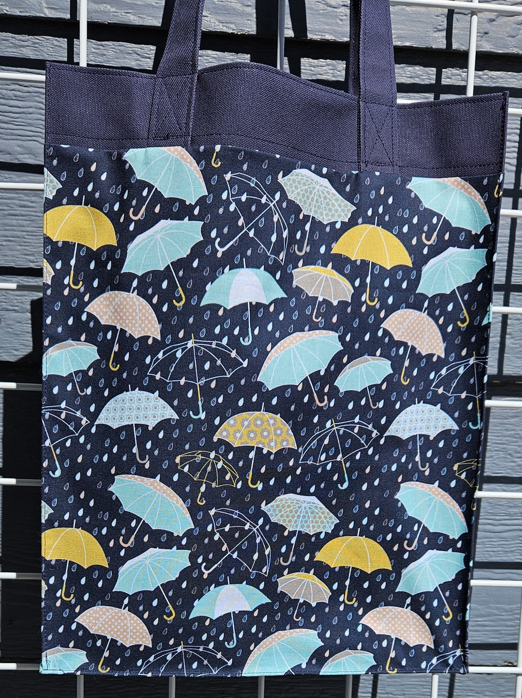 Large Market Tote with Pocket - Umbrellas