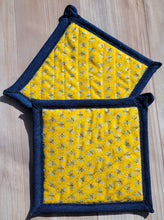 Load image into Gallery viewer, Pot Holders - Yellow Bees